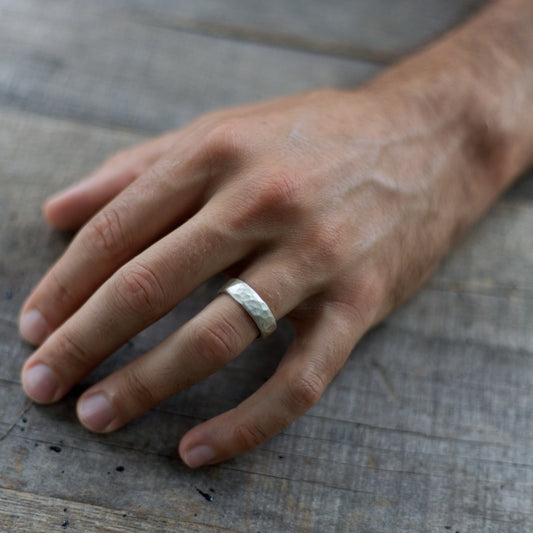 Hammered band on hand