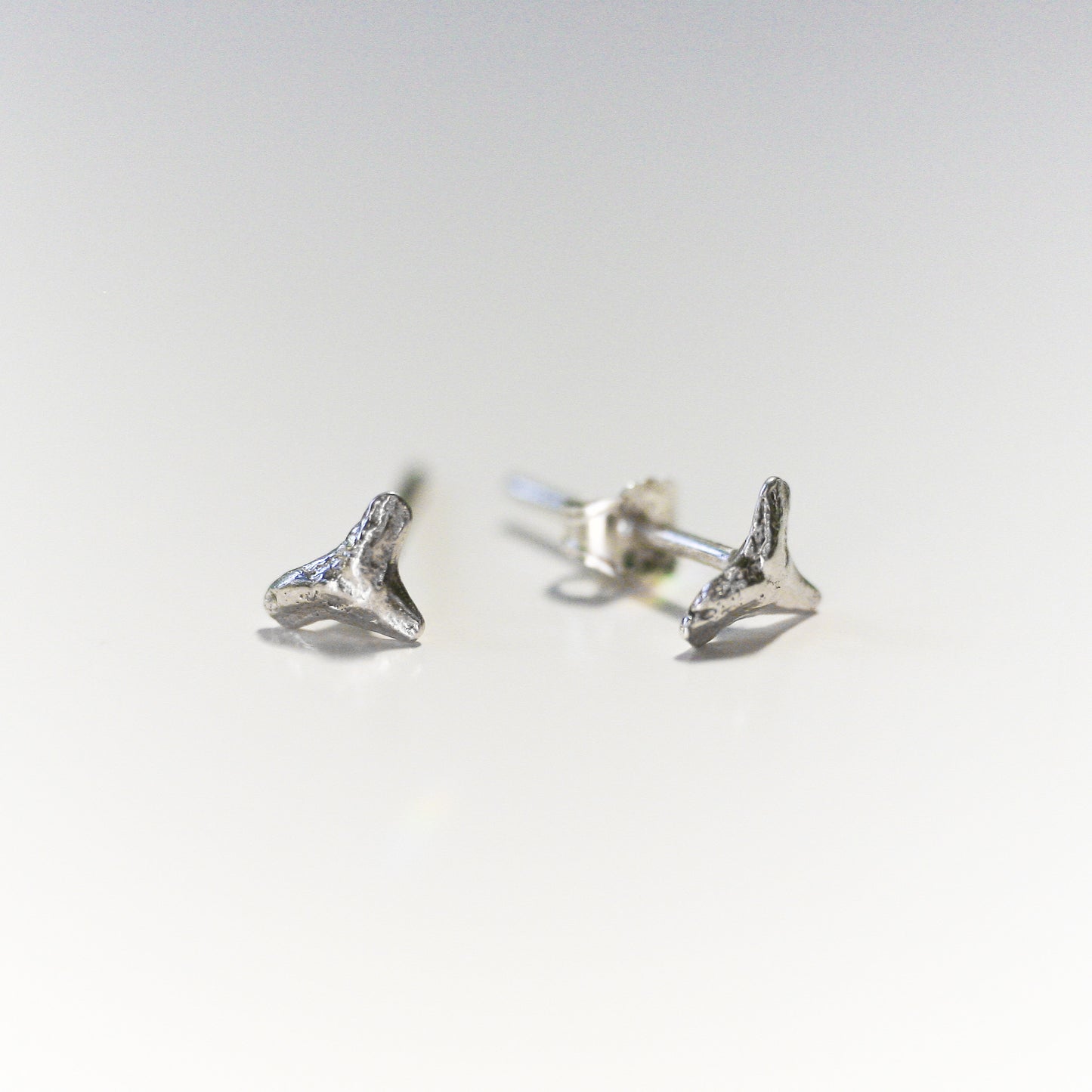 Small Sharks Teeth Studs {silver}