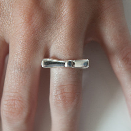 SQUARE BOW RING {silver}