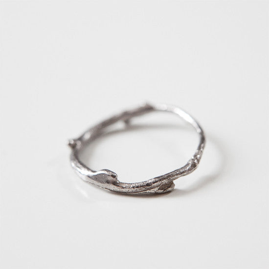 THIN BRANCH BAND {white gold}